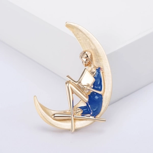 Broche minimaliste lune et fille avec croissant doré et robe en émail bleu chic