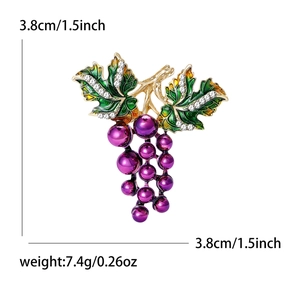 Spilla a forma di uva alla moda con perle viola e smalto verde su base oro