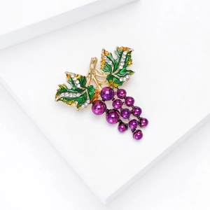 Elegante spilla a forma di uva viola con foglie in smalto verde e cristalli