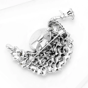Broche paon élégante en alliage d'argent montrant la structure arrière et le fermoir à épingle