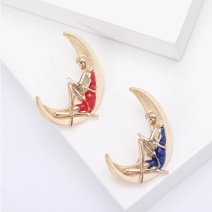Broche Créative en Alliage Lune Fille qui Lit Élégante en Métal Brossé Doré Émail Goutte d'Huile pour Femme Accessoire de Haute Qualité