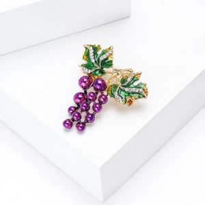Spilla trendy a forma di uva viola con foglie in smalto verde e dettagli in cristallo