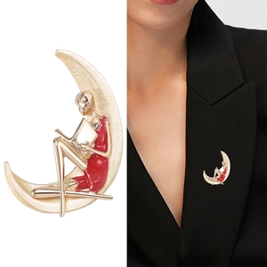 Broche créative en émail avec une femme lisant sur un croissant de lune doré élégant