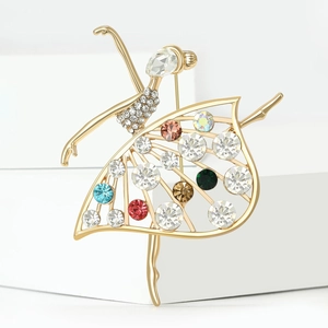 Elegante spilla ballerina color oro con linee incavate e cristalli colorati scintillanti