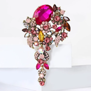 Detail der Vintage-Blumenbrosche mit rosaroten Kristallen und Antikbronze-Finish