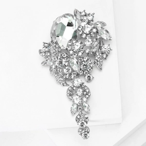 Nahaufnahme einer Vintage Silber Brosche mit Kristalldesign und schimmernden Quasten
