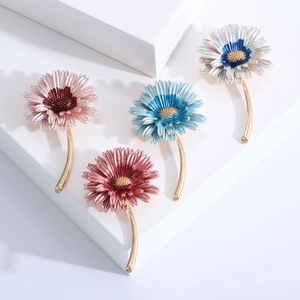 Elegant Alloy Enamel Daisy Brooch Korean Minimalist Floral Rhinestone Drip Oil Corsage Pin Accessories For Women Suit