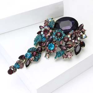 Detailansicht der Vintage-Brosche im viktorianischen Stil mit violettem Kristall und Strass