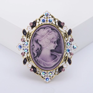 Spilla cammeo vintage con rilievo viola, strass colorati e finitura in smalto