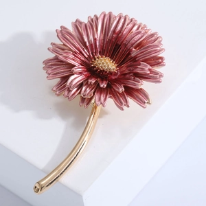 Elegant multi-layered pink daisy flower brooch with gold plating for women's fashion