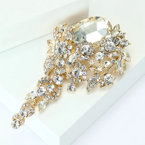 Detailansicht der Vintage Gold-Brosche mit großem Ovalkristall und glitzernden Strasssteinen