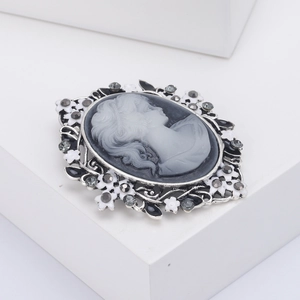 Spilla cammeo vintage in stile vittoriano con dettagli floreali e strass grigi