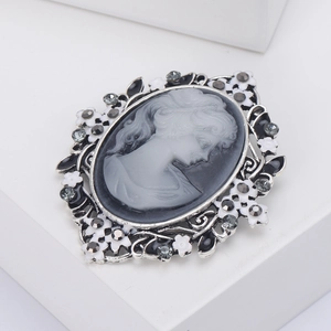 Spilla cammeo vintage con silhouette femminile elegante e strass grigi su base argento