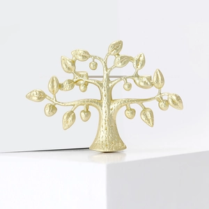 Broche arbre minimaliste en or mat avec détails de feuilles pour revers de costume