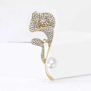 Eleganter Gold-Orchideen-Brosche mit funkelnden Strasssteinen und weißem Perlenakzent