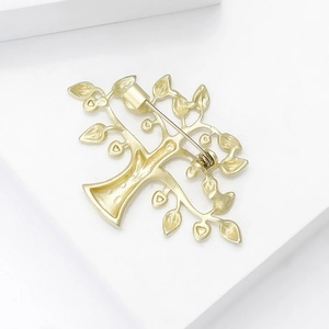 Broche arbre de vie minimaliste en or mat avec branches détaillées et fermoir de sûreté