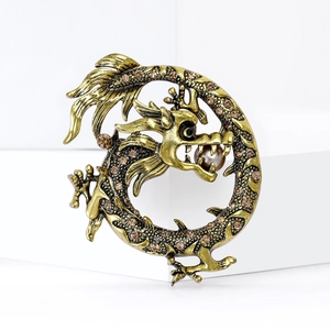 Broche dragon chinois doré vintage avec cristaux et perle sur socle blanc