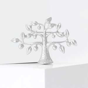 Broche arbre de vie minimaliste en argent mat sur support géométrique blanc