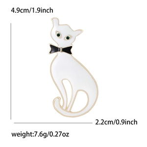 Détails de la broche chat en émail montrant la hauteur de 4,9 cm et la largeur de 2,2 cm