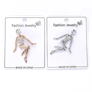 Dettagli di eleganti spille da ballerina in oro e argento con strass scintillanti