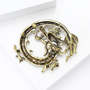 Broche dragon chinois vintage en or avec perle violette sur fond blanc