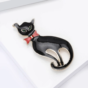 Broche chat noir minimaliste en émail avec nœud papillon rouge et yeux en cristal vert