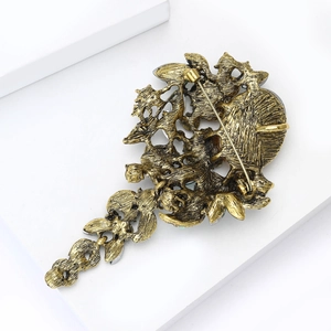 Detailansicht der Rückseite einer goldenen Vintage-Brosche mit filigranem Blattmuster