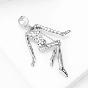 Dettaglio della spilla ballerina d'argento con strass scintillanti e testa di cristallo