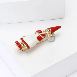 Spilla creativa smaltata ragazza di Natale in rosso e bianco su metallo dorato