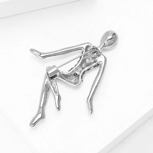 Dettaglio del retro di una spilla ballerina argento con chiusura a spilla sicura