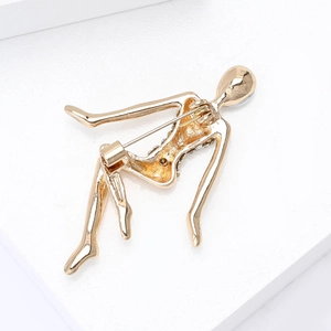 Dettaglio del retro della spilla ballerina placcata in oro con chiusura a spilla e strass