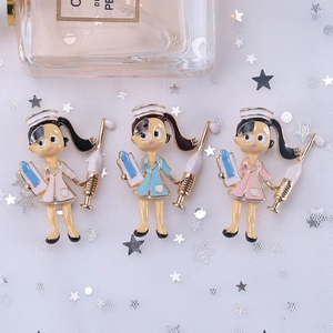 Trois broches infirmières de dessin animé en blanc, rose et bleu avec seringues