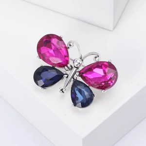 Eleganter Schmetterling-Brosche mit rosa und blauen Kristallen auf silbernem Rahmen