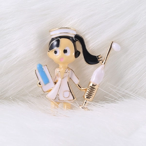Détail de la broche infirmière en dessin animé avec émail coloré sur fond de fourrure blanche