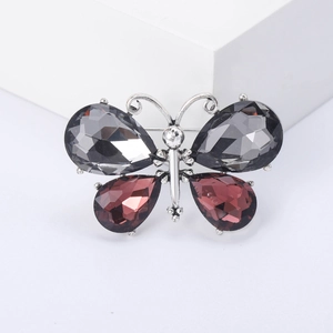 Eleganter Schmetterling-Brosche mit rauchgrauen und burgunderroten Kristallflügeln
