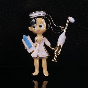 Détail de broche infirmière en dessin animé avec alliage doré et émail sur cuir