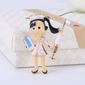 Vue détaillée d'une broche en émail infirmière de dessin animé sur un coffret cadeau blanc