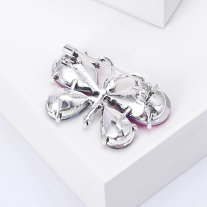 Detailansicht der Schmetterlingsbrosche mit sicherem Silberstift und poliertem Metall