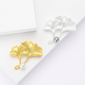 Élégante Broche Feuille de Ginkgo Alliage Mat Avec Künstliche Perle Blanche Grise pour Femmes Mode OL Bureau Accessoires Bijoux