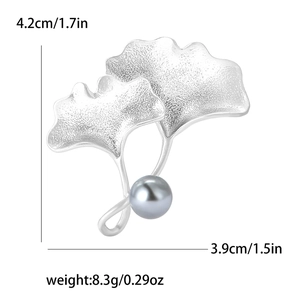 Dimensions de la broche perle ginkgo avec hauteur de 4,2 cm et largeur de 3,9 cm indiquées