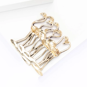 Achteraanzicht van de flamingo legering broche met vergulde horizontale veiligheidsspeld