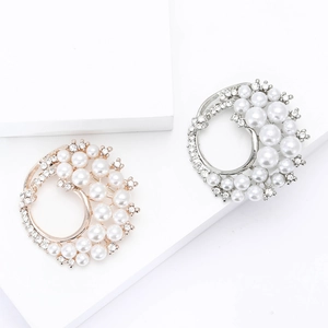 Elegant Alloy Faux Artificial Pearl Wreath Brooch With Rhinestone For Women Round Hollow Brooch Pin For Suit Sweater Accessory Gift