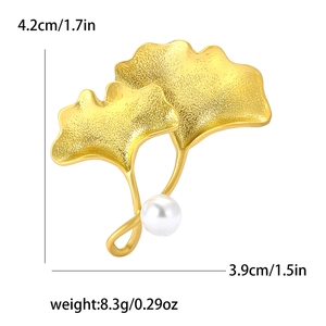 Broche feuille de ginkgo en alliage doré avec perle blanche, dimensions 4,2 cm sur 3,9 cm