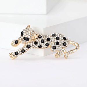 Squisita spilla a leopardo dorata con strass bianchi e neri scintillanti e luminosi