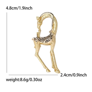 Golden alloy giraffe brooch with black spots measuring 4.8cm height and 2.4cm width