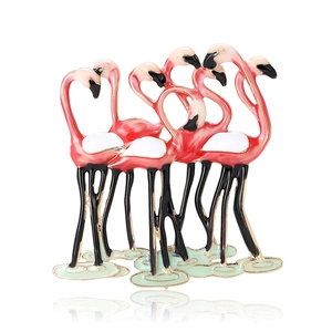 Modieuze emaille flamingo speld met vijf roze vogels en groene watergolfbasis van legering