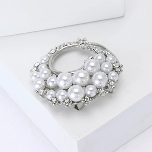 Elegant pearl wreath brooch with rhinestones on a silver metal base for women's suits