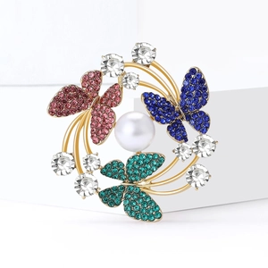 Luxuriöse Schmetterlingsbrosche mit bunten Kristallen und Perle auf goldenem Ring