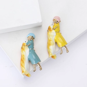 Lindo juego de broches de esmalte con figuras de dibujos animados abrazando animales para mujer