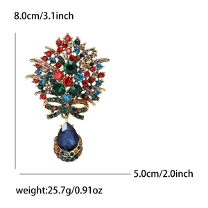 Détail de la broche fleur en strass colorés avec dimensions 8,0 cm de haut et 5,0 cm de large